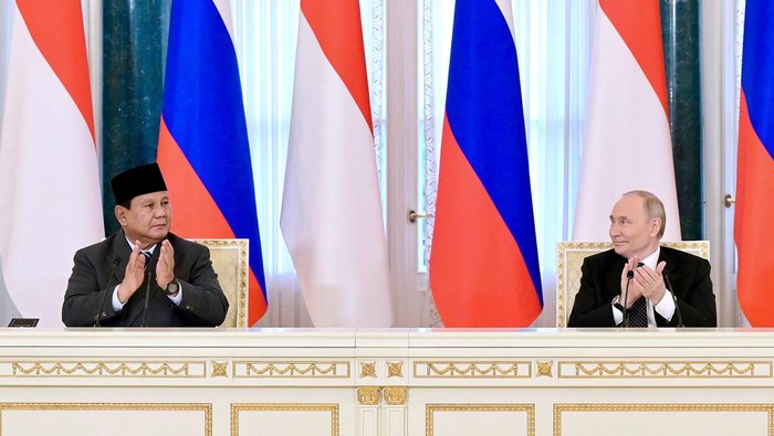 Indonesia dan Rusia Jajaki Kolaborasi Pertahanan Presiden Prabowo menghadiri undangan langsung dari Presiden Vladimir Putin di Istana Konstantinovsky, St. Petersburg, Kamis (19/6/2025).