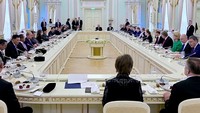 Putin juga mengatakan tertarik bekerja sama dengan Indonesia di bidang-bidang teknologi canggih, termasuk eksplorasi luar angkasa, smart city, hingga kecerdasan buatan. Dalam pertemuan bilateral tersebut, Putin menyebut bahwa Indonesia merupakan mitra kunci bagi Rusia di kawasan Asia Pasifik. Foto: Dok. Kemenhan