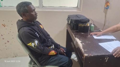 Isak Palai Peni, sopir pribadi anggota DPRD NTT, Obed Naitboho, saat dimintai keterangan di Satlantas Polres Kupang, Rabu (18/6/2025). (Satlantas Polres Kupang)
