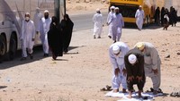 Para jemaah terpaksa tertahan di perbatasan dengan fasilitas terbatas, sementara pemerintah setempat mengatur pemulangan secara bertahap. REUTERS/Ahmed Saad