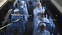 Sejumlah jemaah Iran menunggu di dalam bus di perbatasan Arar, Irak, Selasa (17/6/2025), setelah gagal terbang pulang karena konflik Iran–Israel. REUTERS/Ahmed Saad