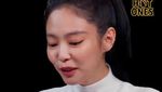 Jennie BLACKPINK Tersiksa Makan Chicken Wings Pedas, Sampai Bergetar!