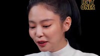 Hot Ones merupakan serial wawancara populer di YouTube keluaran perusahaan media First We Feast. Terbaru, mereka menyambut Jennie ‘BLACKPINK’ sebagai tamu (20/6/2025). Foto: TikTok Firstwefeast