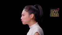 Dimulai dari chicken wings berbalut saus dengan tingkat kepedasan rendah. Jennie yang mengaku punya toleransi rasa pedas sangat rendah, bisa melaluinya. Foto: TikTok Firstwefeast