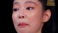 Lanjut ke chicken wings level pedas 2, Jennie masih bisa tersenyum memakannya. Namun, pada chicken wings level pedas 3, dia mulai merasakan sensasi tendangan rasa pedas yang mengganggu. Foto: TikTok Firstwefeast