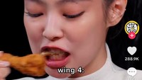 Mencicipi chicken wings level pedas 4, Jennie dengan bangga bilang dirinya bisa bertahan. “Saya merasa sangat bangga dengan diri saya sekarang,” ujar pelantun Like Jennie ini. Foto: TikTok Firstwefeast