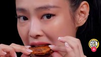 Usai menjawab pertanyaan soal album hingga Capybara yang merupakan hewan favoritnya, Jennie juga masih bisa menahan rasa pedas. Ia baru bereaksi panik saat mencapai level pedas 7. Foto: TikTok Firstwefeast