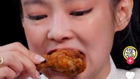 Dilanjut dengan chicken wings level pedas 8 yang ia sebut pedasnya tidak bercanda. Jennie bahkan sampai berjalan-jalan di sekitar set untuk memalingkan perhatiannya dari sengatan pedas. Foto: TikTok Firstwefeast