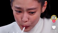 Penyanyi kelahiran 1997 ini bahkan sampai meminum susu yang terkenal bisa menghilangkan rasa pedas. Namun, efek pedasnya sangat kuat sampai tubuhnya bergetar dan tidak bisa dengar. Foto: TikTok Firstwefeast