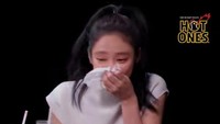 Meski begitu, rapper BLACKPINK ini masih memberanikan diri cicip chicken wings level pedas 9. Ia sampai bertanya, apakah pernah ada bintang tamu yang mati karena makan chicken wings pedas di sini? Foto: TikTok Firstwefeast