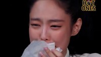 Puncaknya, pada chicken wings level pedas 10, Jennie sampai bilang dirinya alergi dengan rempah! Badannya benar-benar gemetaran menghadapi efek pedas! Foto: TikTok Firstwefeast