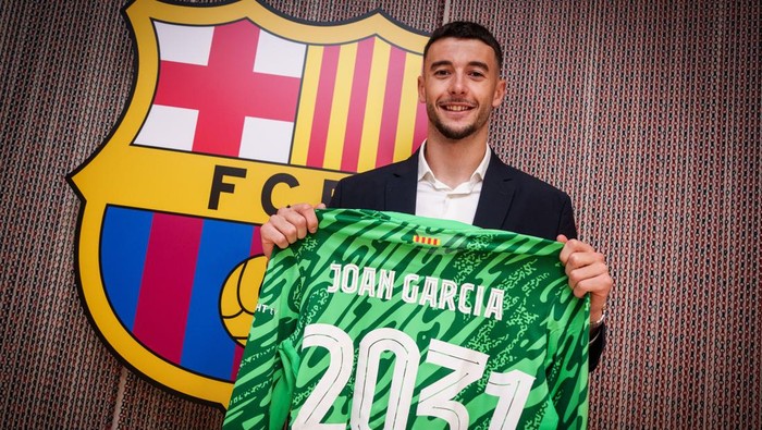 Barcelona mengumumkan transfer Joan Garcia pada bursa musim panas 2025. Blaugrana merekrut penjaga gawang 24 tahun itu dari Espanyol seharga 25 juta euro.