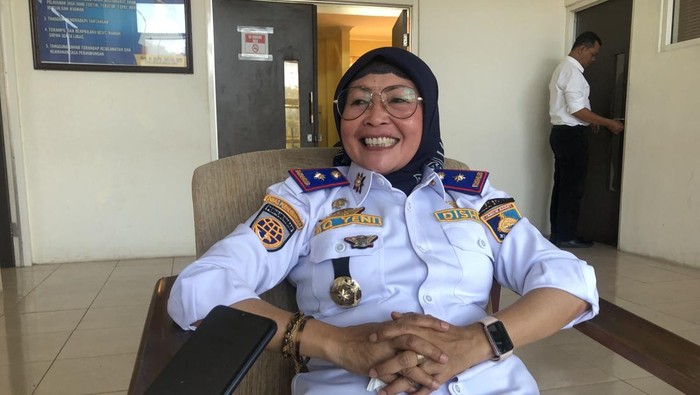 Kadishub Lombok Barat, Baiq Yeni Satriani Ekawati, saat diwawancarai di kantornya, Jumat (20/6/2025). (M Zahiruddin/detikBali)