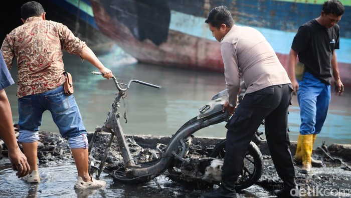 Situasi saat kapal terbakar di Pelabuhan Kota Tegal, Jumat (20/6/2025).