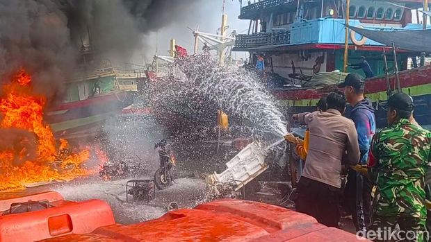 Situasi saat kapal terbakar di Pelabuhan Kota Tegal, Jumat (20/6/2025).