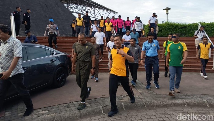 Kapolda Sulsel Irjen Rusdi Hartono bersama Pangdam XIV/Hasanuddin Mayjen TNI Windiyatno saat jalan sehat menjelang HUT Bhayangkara ke-79.