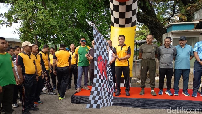 Kapolda Sulsel Irjen Rusdi Hartono saat melepas peserta jalan sehat HUT Bhayangkara ke-79.