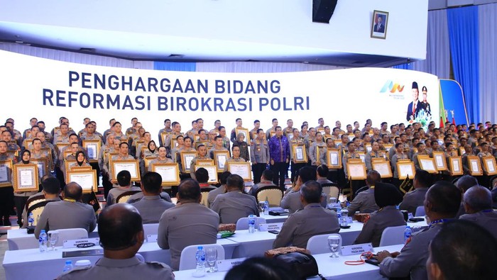 Kapolres Blitar AKBP Titus mendapatkan penghargaan dari Polri