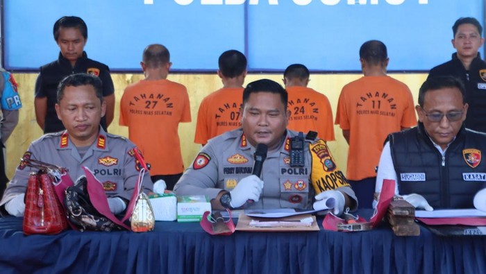 Kapolres Nisel AKBP Ferry Mulyana saat merilis kasus pencurian emas dan uang. Foto: Dok. Polres Nisel