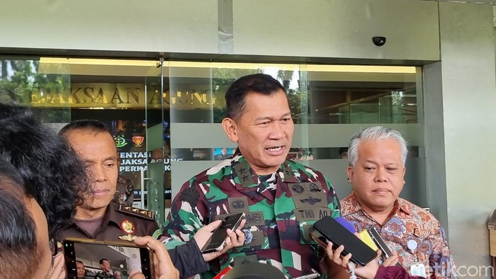 Kapuspen TNI Mayjen Kristomei Sianturi usai melakukan pertemuan dengan Kejagung.