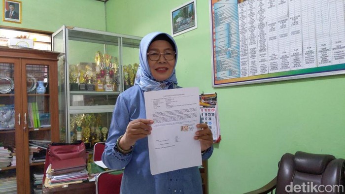 Kasek SDN 1 Kenayan Admim tunjukkan surat permohonan maaf wali murid