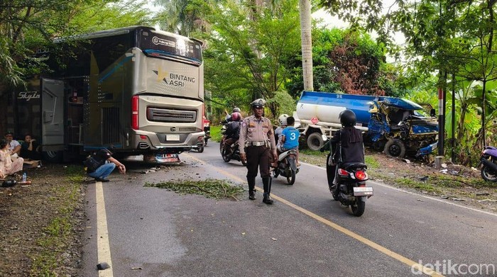 Adu Banteng Bus Bintang Asri Vs Truk Tangki di Luwu, 3 Orang Luka