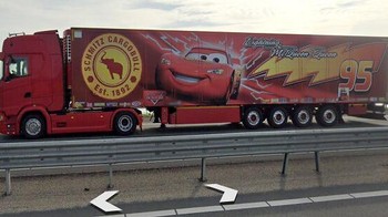 Menemukan truk Lightning McQueen Di Google Earth Itu Di Tengah Afsluitdijk Foto: Boredpanda