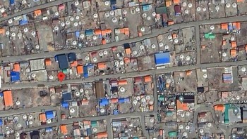 Di pinggiran kota Mongolia, sebagian besar orang memiliki yurt di halaman belakang mereka. Yurt adalah tenda bundar portabel yang digunakan sebagai tempat tinggal oleh suku nomaden di Asia Tengah, terutama di Mongolia dan daerah sekitarnya. Foto: Boredpanda