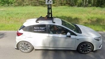 Mobil Apple Maps Menyalip Mobil Google Maps Foto: Boredpanda