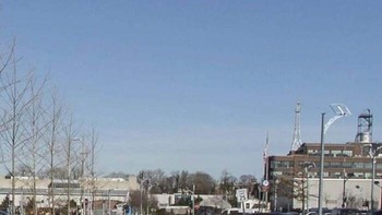 Seorang netizen sedang menjelajahi Galangan Kapal Angkatan Laut Brooklyn dan memutuskan untuk berkeliling sebentar, dan tiba-tiba orang ini muncul. Awalnya saya pikir Google menghapus wajah itu, tetapi ketika dia memperbesar dan mencoba mencari tahu apa itu, orang itu mulai melompat-lompat seperti yang ditunjukkan dalam gambar. Foto: Boredpanda