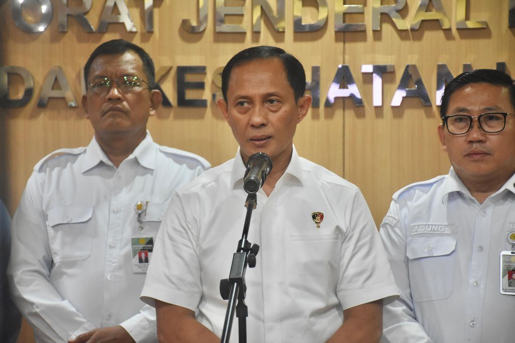 Kepala Satgas Pangan Polri Brigjen Pol Helfi Assegaf memberi keterangan usai Rapat Koordinasi Perunggasan Nasional bersama Dirjen Peternakan dan Kesehatan Hewan (PKH) Kementan Agung Suganda-Bapanas, yang digelar Rabu (18/6/2025). (Dok. Kementan)