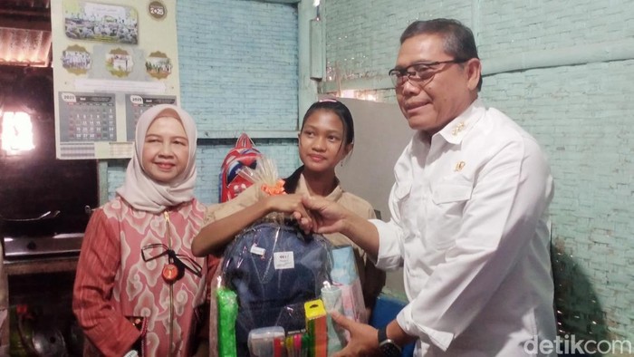 Kepala Staf Kepresidenan (KSP) Anto Mukti Putranto saat mengunjungi calon pelajar Sekolah Rakyat di Kota Malang