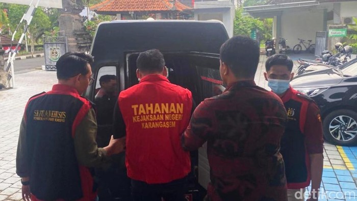 Tersangka IWS saat akan dikirim ke Lapas Kelas IIB Karangasem untuk ditahan, Jumat (20/6/2025). (foto: I Wayan Selamat Juniasa)