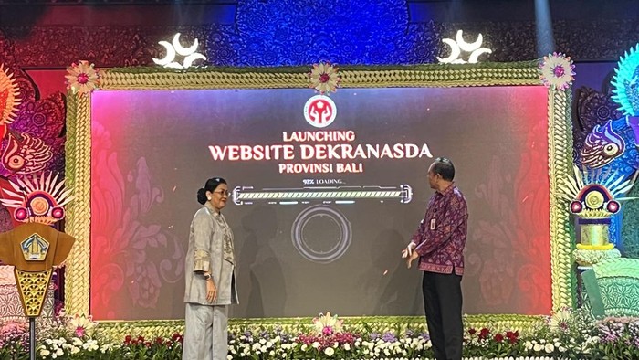 Ketua Dekranasda Bali, Ni Putu Putri Suastini, meluncurkan website Dekranasda Bali di Rumah Jabatan Gubernur Bali, Jaya Sabha, Denpasar, Jumat (20/6/2025). (Rizki Setyo/detikBali)