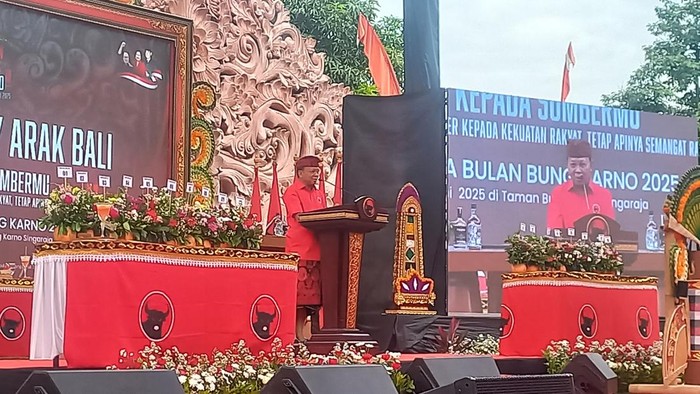 Ketua DPD PDIP Bali, Wayan Koster, membuka lomba mixologi arak Bali di RTH Bung Karno, Singaraja, Buleleng, Jumat (20/6/2025). (Made Wijaya Kusuma/detikBali)