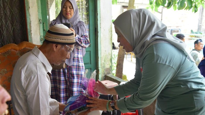 Ketua TPP PKK Dewi Satrani Ratu Dewa melakukan kunjungan sosial ke Panti Jompo
