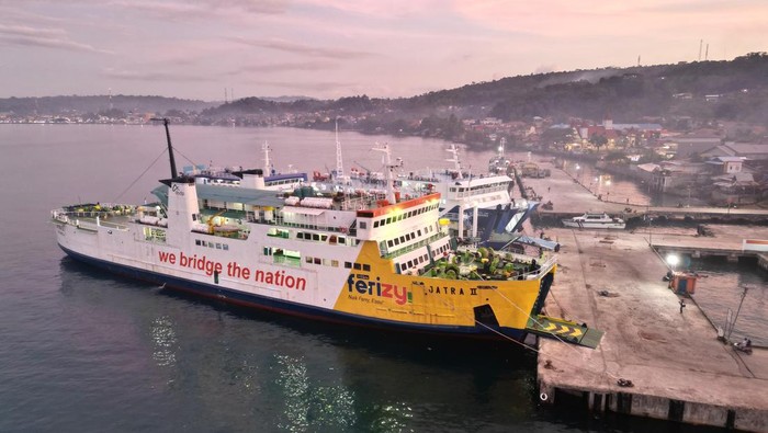 PT ASDP Indonesia Ferry (Persero) telah resmi mengoperasikan KMP Jatra II di lintasan strategis Sibolga–Gunungsitoli, Sumatera Utara pada Jumat (13/6) pekan lalu. Kehadiran kapal ini tak hanya memperkuat konektivitas antarpulau, tetapi juga menjadi langkah awal ASDP dalam mendukung pengembangan Geopark Nias sebagai destinasi wisata berkelas dunia.