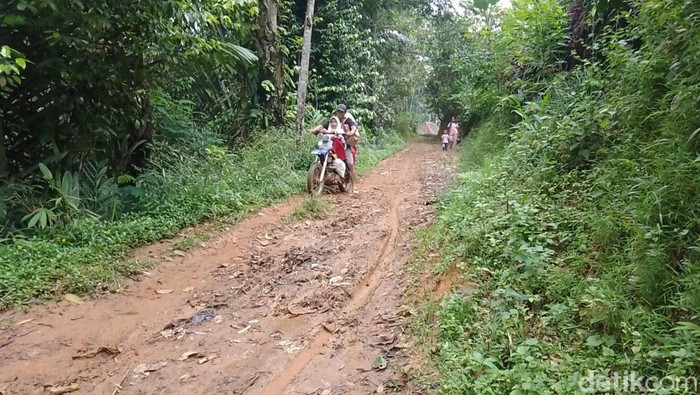Kondisi Jalan rusak di KBB