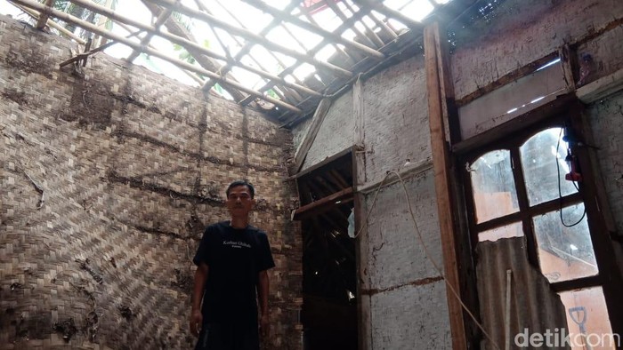 Kondisi kerusakan rumah Dedi Hidayat (43) Kelurahan Sumelap, Kecamatan Tamansari, Kota Tasikmalaya.