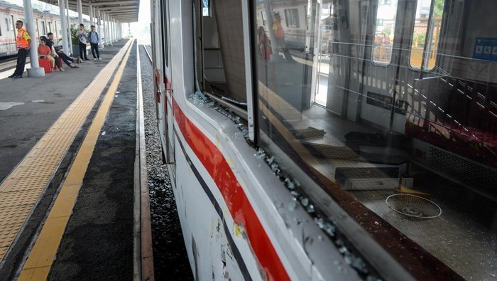KRL Tabrak Truk di Tangerang, Kabin Masinis Rusak Parah Petugas melihat kondisi kereta rel listrik (KRL) Commuter Line yang rusak akibat menabrak truk di Stasiun Tangerang, Kota Tangerang, Banten, Jumat (20/6/2025). KRL Commuter Line relasi Duri-Tangerang mengalami kerusakan berat pada bagian kabin masinis akibat menabrak truk boks di perlintasan sebidang kereta antara Stasiun Tangerang-Batu Ceper yang mengakibatkan jadwal perjalanan sempat terganggu dan tidak ada korban jiwa dalam persitiwa tersebut. ANTARA FOTO/Putra M. Akbar/bar
