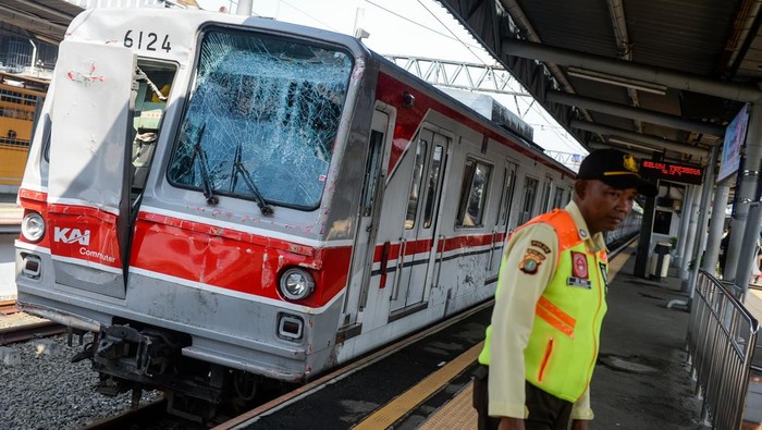 Petugas melihat kondisi kereta rel listrik (KRL) Commuter Line yang rusak akibat menabrak truk di Stasiun Tangerang, Kota Tangerang, Banten, Jumat (20/6/2025). KRL Commuter Line relasi Duri-Tangerang mengalami kerusakan berat pada bagian kabin masinis akibat menabrak truk boks di perlintasan sebidang kereta antara Stasiun Tangerang-Batu Ceper yang mengakibatkan jadwal perjalanan sempat terganggu dan tidak ada korban jiwa dalam persitiwa tersebut. ANTARA FOTO/Putra M. Akbar/bar