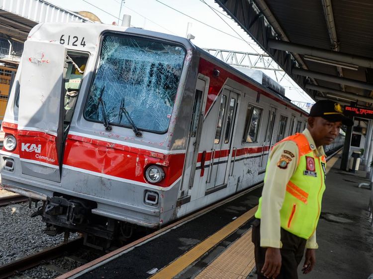 KRL Tabrak Truk di Tangerang, Kabin Masinis Rusak Parah