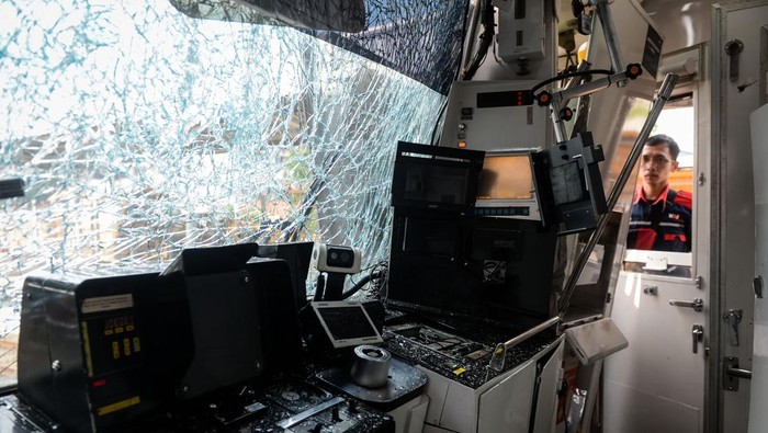 KRL Tabrak Truk di Tangerang, Kabin Masinis Rusak Parah Petugas melihat kondisi kereta rel listrik (KRL) Commuter Line yang rusak akibat menabrak truk di Stasiun Tangerang, Kota Tangerang, Banten, Jumat (20/6/2025). KRL Commuter Line relasi Duri-Tangerang mengalami kerusakan berat pada bagian kabin masinis akibat menabrak truk boks di perlintasan sebidang kereta antara Stasiun Tangerang-Batu Ceper yang mengakibatkan jadwal perjalanan sempat terganggu dan tidak ada korban jiwa dalam persitiwa tersebut. ANTARA FOTO/Putra M. Akbar/bar