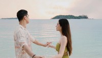 Tempat pre-wedding terakhir yang diposting Tanjung Kelayang Reserve di Bangka Belitung. Mereka berfoto dengan berbagai latar, termasuk sunset yang indah. (Instagam)