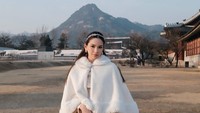 Bulan Februari, Alyssa tiba di Seoul, Korea Selatan. Seperti turis lainnya, ia memakai hanbok di Gyeongbokgung Palace. Alyssa tampil bak peri. (Instagam)