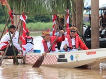 Kala Wakapolda Kalteng Dayung Perahu Khas Dayak Ngaju di Besei Kambe