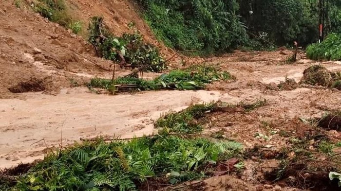 Longsor Tutup Jalan Trans Sulawesi di Mamuju Tengah, Lalin Lumpuh