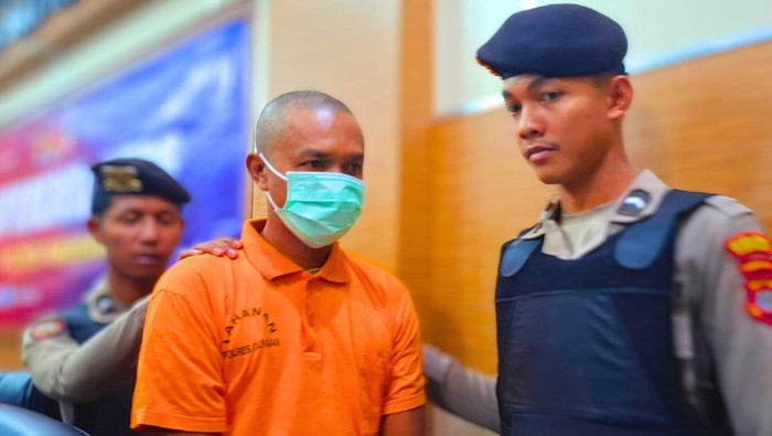 MA saat digiring petugas press release di Mako Polres Tarakan. Foto: Oktavian Balang/detikKalimantan