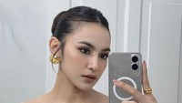 Mahalini langsung ditanya netizen mengapa melepas bolero. Padahal mewah banget pas pake outernya, terlihat anggun cantik sempurna tiada tanding, sayang banget pas acara kenapa gak dipake? Aku nangis ini, komen @its_liaaluq. Lini padahal cakep pake outer, kenapa pas salaman dibuka? komen @ntaaa1206. (Foto: dok Instagram mahaliniraharja)