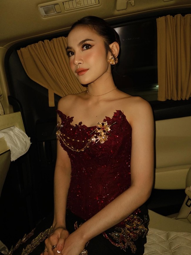 Mahalini cantik dan anggun mengenakan bustier berwarna marun yang dipadukan rok hitam beludru berhias bordir motif floral dan burung Phoenix. Penampilannya memancarkan keanggunan khas Jawa. Foto: dok Instagram mahaliniraharja